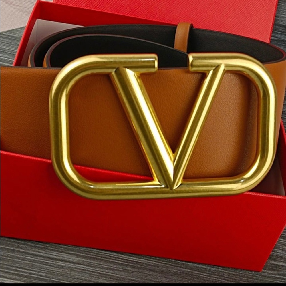Valentino V logo belt.